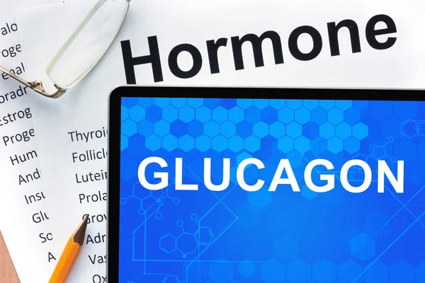 Документы со списком гормонов и таблетки со словами глюкагон  . — стоковое фото