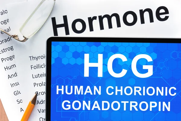 Carte con lista ormoni e compresse con parole gonadotropina corionica umana (HCG ) . — Foto Stock