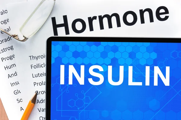 Dokumenty z listy hormony i tabletki ze słów insuliny. — Zdjęcie stockowe