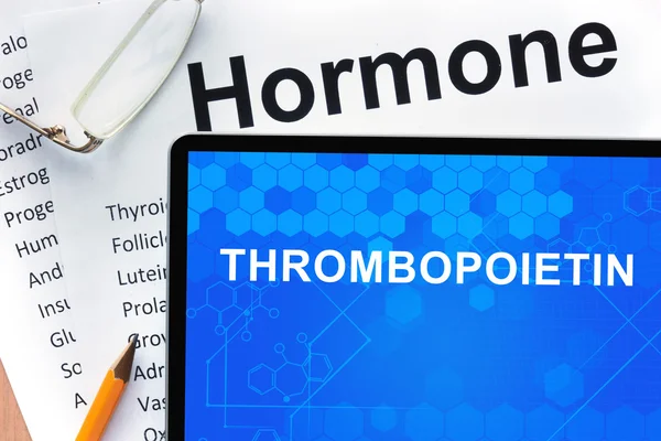 Papper med hormoner lista och tablett med ord Trombopoietin . — Stockfoto