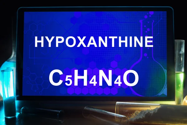 Tablette mit chemischer Formel von Hypoxanthin. — Stockfoto