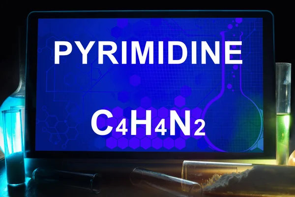 Tablett med kemisk formel av pyrimidin. — Stockfoto