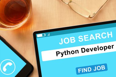 Python geliştirici üzerinde iş arama sitesi ile tablet.