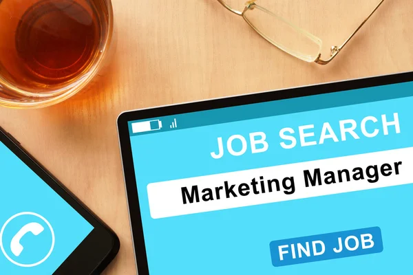 Tablet dengan Manajer Pemasaran di situs pencarian kerja . — Stok Foto