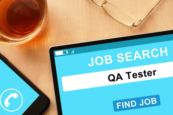 Tablet mit Qa-Tester auf Jobsuchseite. — Stockfoto