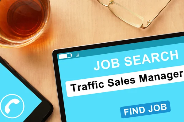 Tablet dengan Traffic Sales Manager di situs pencarian kerja . — Stok Foto