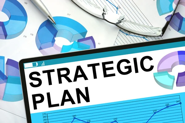 Stratejik Plan üzerinde tabletiyle grafikler. — Stok fotoğraf