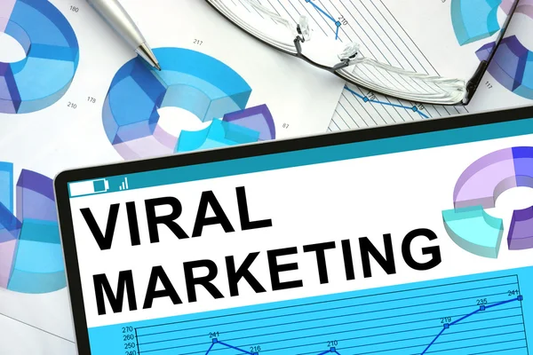 Marketing viral Em comprimidos com gráficos . — Fotografia de Stock