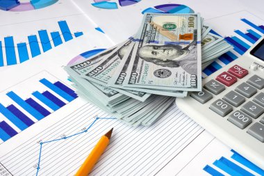 Dolar ve belgeler üzerinde hesap makinesi. Finansal planlama kavramı.