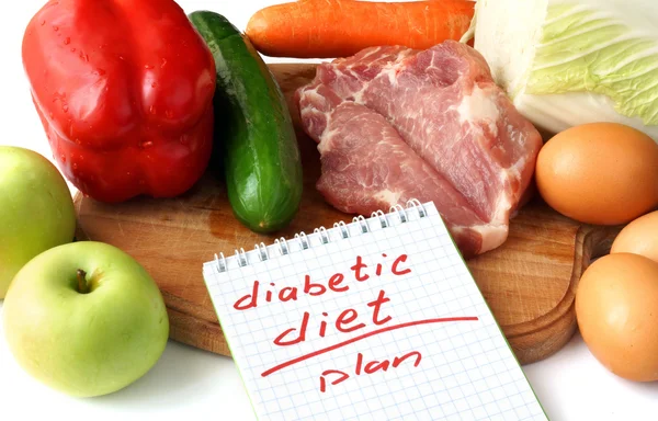 Bloco de notas com dieta diabética e alimentos orgânicos crus . — Fotografia de Stock