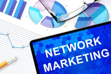 Pazarlama ağı, grafikler ve gözlük ile tablet.