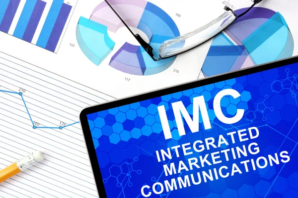 Tableta con comunicaciones de marketing integrado imc, gráficos y gafas . — Foto de Stock