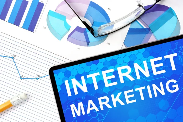 Internet-marketing, a grafikonok és a szemüveg Tablet. — Stock Fotó