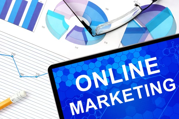 Tablet mit Online-Marketing, Grafiken und Brille. — Stockfoto