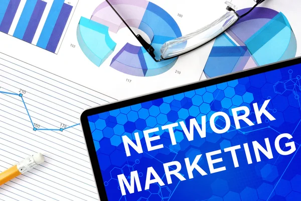 Tablet con network marketing, grafici e occhiali . — Foto Stock