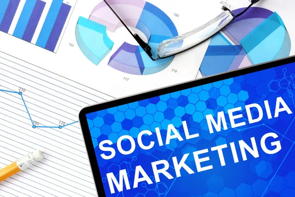 Tableta con marketing en redes sociales, gráficos y gafas . —  Fotos de Stock