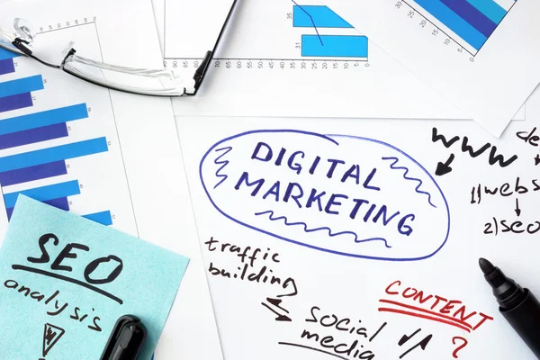 Documentos con gráficos y concepto de marketing digital . — Foto de Stock