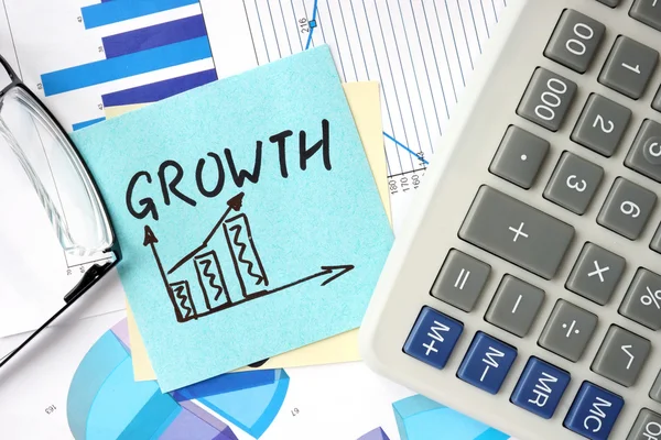 Documentos com gráficos, calculadora e conceito de Crescimento de Negócios . — Fotografia de Stock