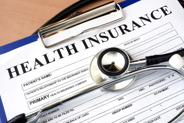 Health insurance vorm met stethoscoop. — Stockfoto