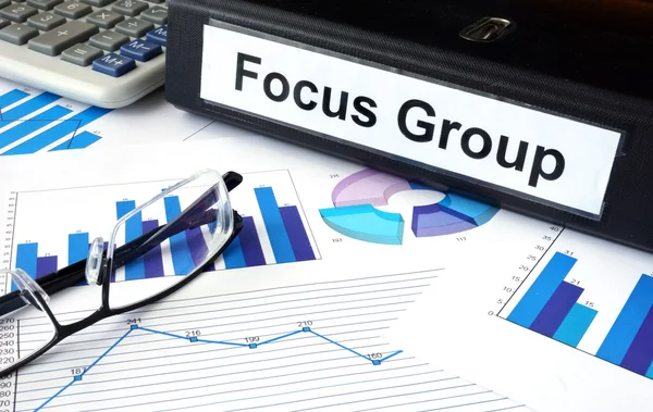 Carpeta de archivos con palabras Focus Group y gráficos financieros . — Foto de Stock