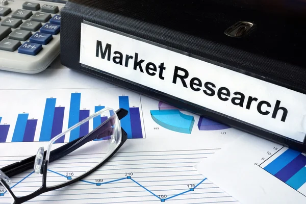 Složky se slovy výzkumu trhu a finanční grafy. — Stock fotografie