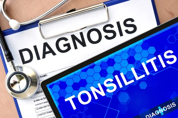 Formulier met diagnose en tablet met tonsillitis — Stockfoto