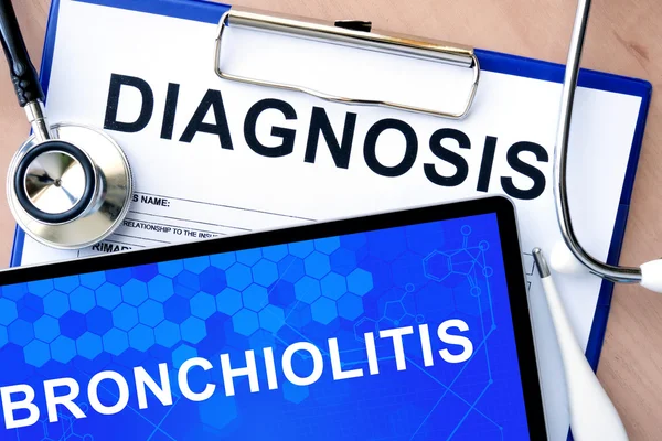 Formularz z diagnoza i tabletki z zapalenie oskrzelików — Zdjęcie stockowe