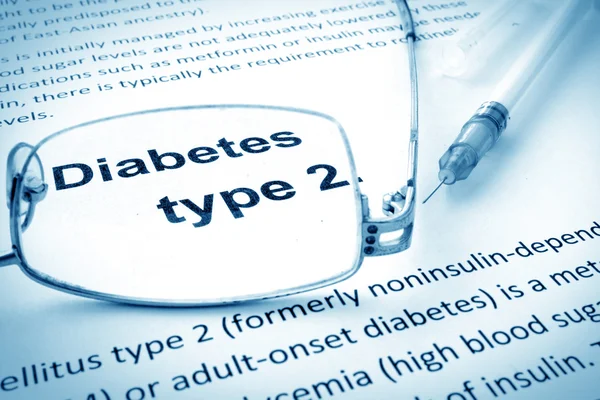Paper with words diabetes type 2 and glasses. — Stock Photo, Image