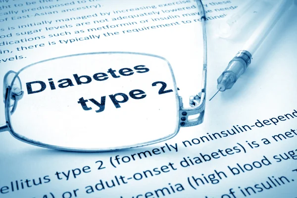 Papier met woorden diabetes type 2 en glazen. — Stockfoto