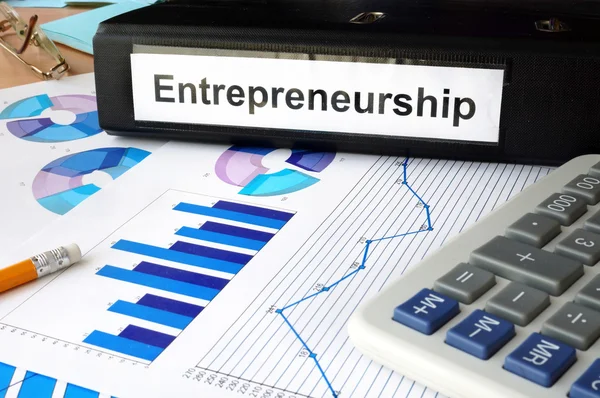 Папка с этикеткой предпринимательства и диаграммы — стоковое фото