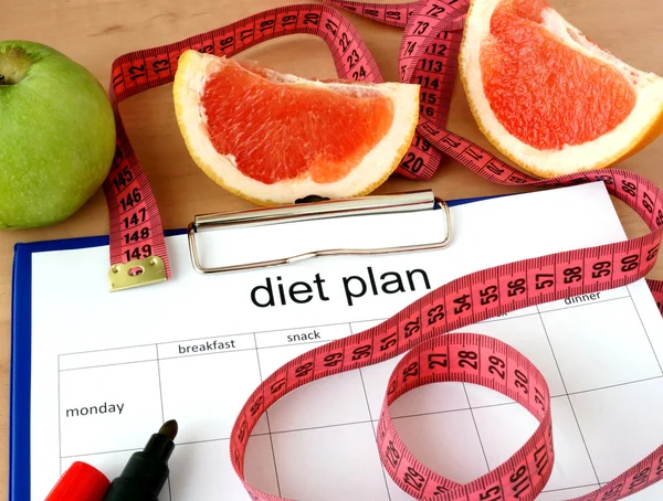 Paper with diet plan and grapefruit — Stock Photo, Image