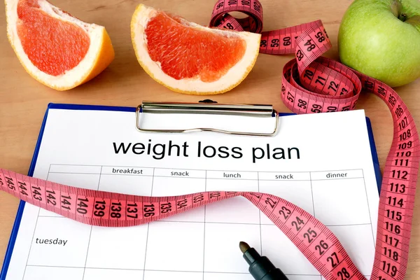 Paper with weight loss plan and grapefruit — Stock Photo, Image