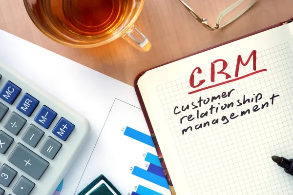 Bloco de notas com palavras CRM conceito de gerenciamento de relacionamento com o cliente . — Fotografia de Stock