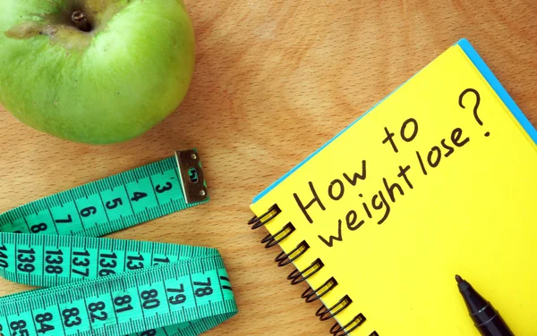 Notizblock mit Worten, wie man Gewicht verliert. Ernährungskonzept. — Stockfoto