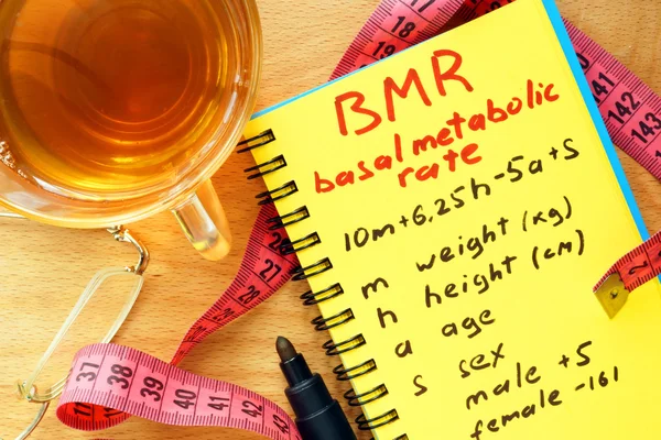 BMR Bazal metabolik oranı formülü, bir Not Defteri'nde. — Stok fotoğraf