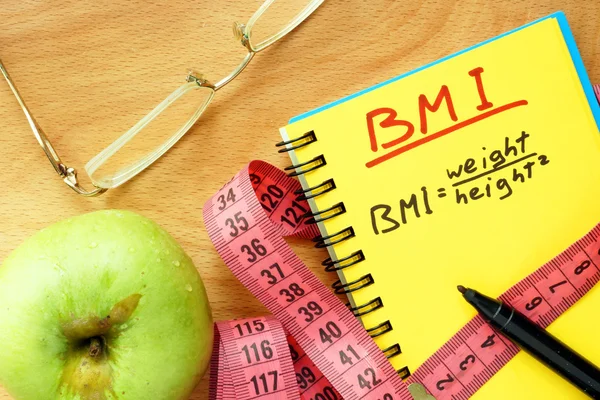 BMI body mass index formule tarief formule in een Kladblok. — Stockfoto