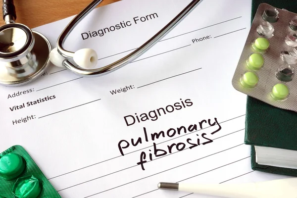 Diagnostický formulář s diagnózou plicní fibróza. — Stock fotografie