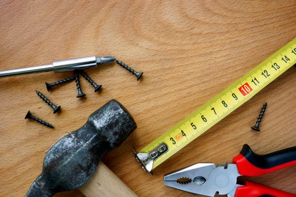 Araçları seti ahşap arka plan üzerinde.