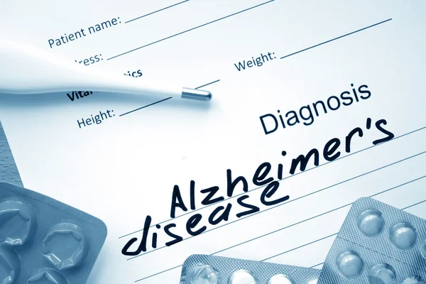 Diagnostische formulier met diagnose Alzheimer en pillen. — Stockfoto