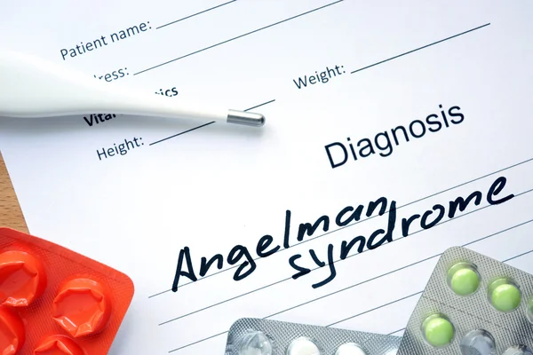 Diagnostische formulier met diagnose Angelman Syndroom en pillen. — Stockfoto