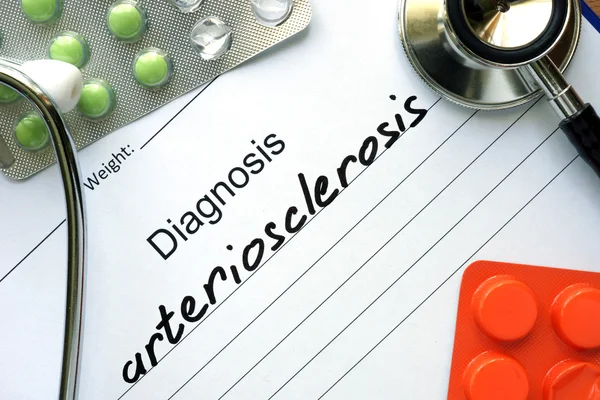 Diagnoseform mit Diagnose Arteriosklerose und Pillen. — Stockfoto