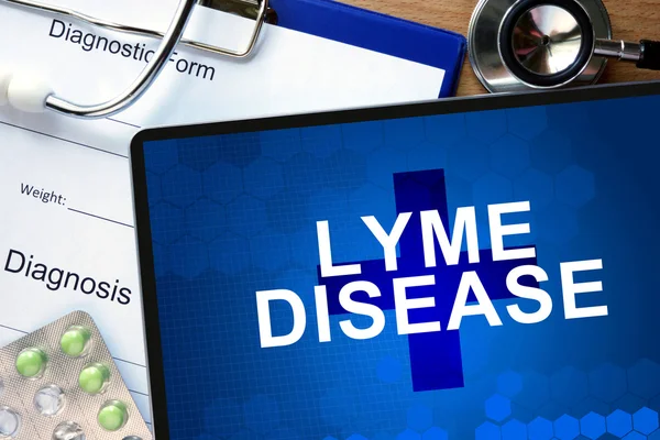 Diagnoseform mit Diagnose Lyme-Borreliose und Pillen. — Stockfoto