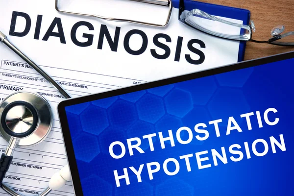 Diagnoseform mit Diagnose orthostatische Hypotonie und Pillen. — Stockfoto