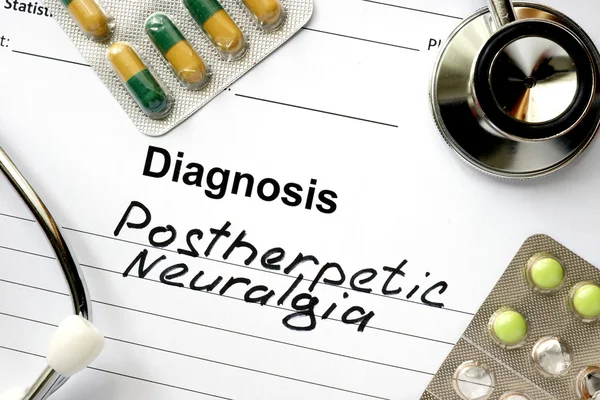 Διάγνωση μεθερπητική νευραλγία (μεν), χάπια και στηθοσκόπιο. — Φωτογραφία Αρχείου