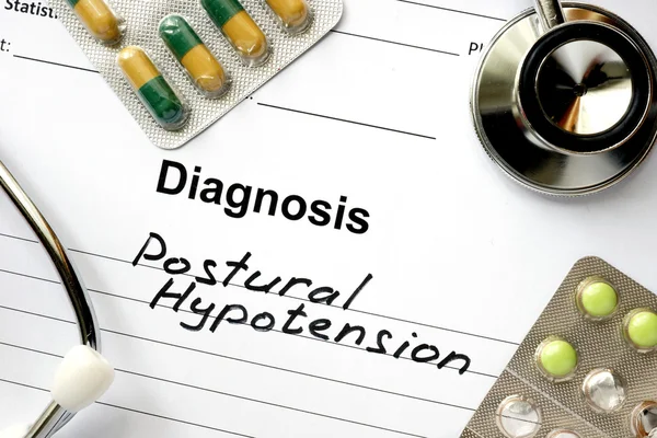 निदान पोस्टुरल हाइपोटेंशन, गोलियां और स्टेथोस्कोप . — स्टॉक फ़ोटो, इमेज