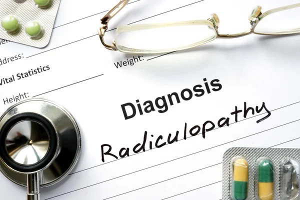 Diagnóstico Radiculopatía, pastillas y estetoscopio . —  Fotos de Stock
