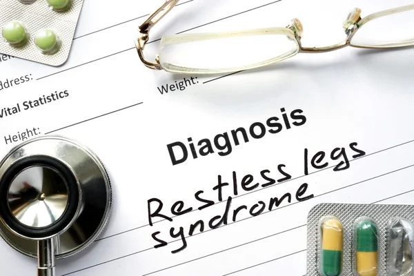 Diagnosen Restless legs syndrom, piller och stetoskop. — Stockfoto