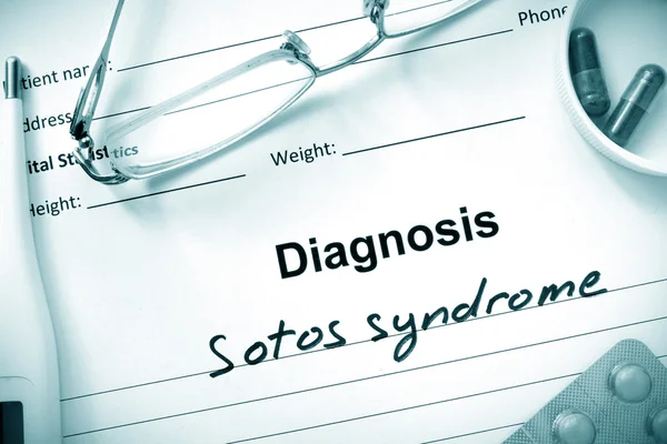 Diagnosis  Sotos syndrome, pills and stethoscope. — Stock Photo, Image