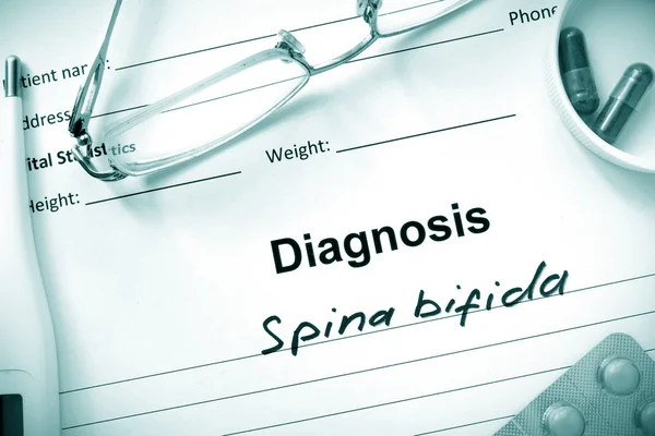Diagnosen ryggmärgsbråck, piller och stetoskop. — Stockfoto