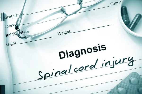Diagnoza uszkodzenia rdzenia kręgowego, pigułki i stetoskop. — Zdjęcie stockowe